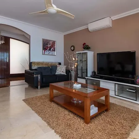 ヴィラ Romantica. Wonderful 4 Bedroom Villa. アデヘ